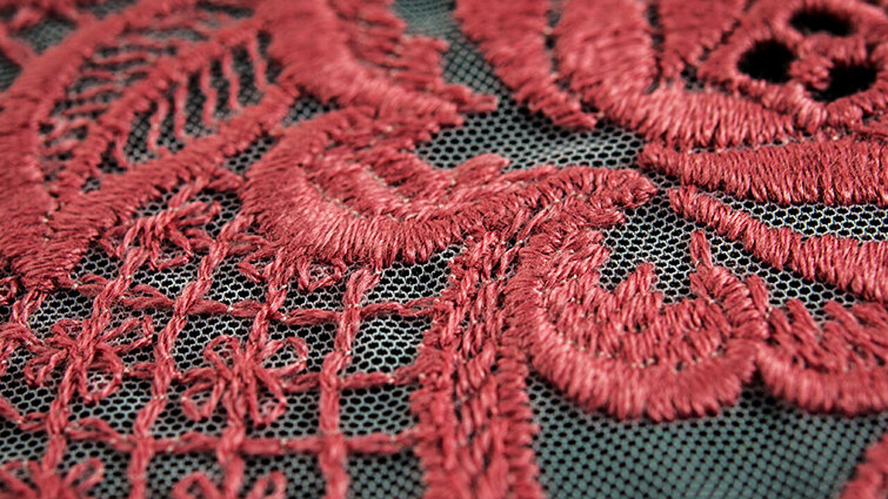 [Translate to Hongkong (Englisch):] delicate red lace embroidery 