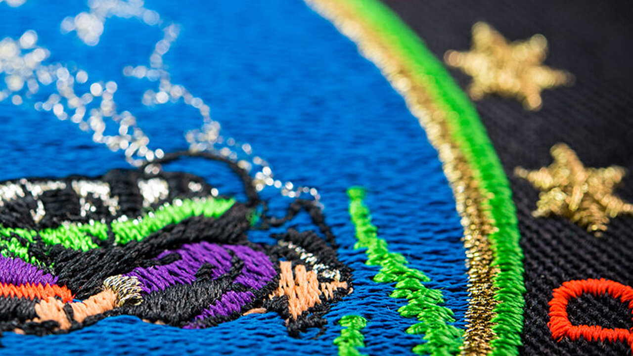 [Translate to Global Französisch:] scuba diver metallic embroidery design thread mix